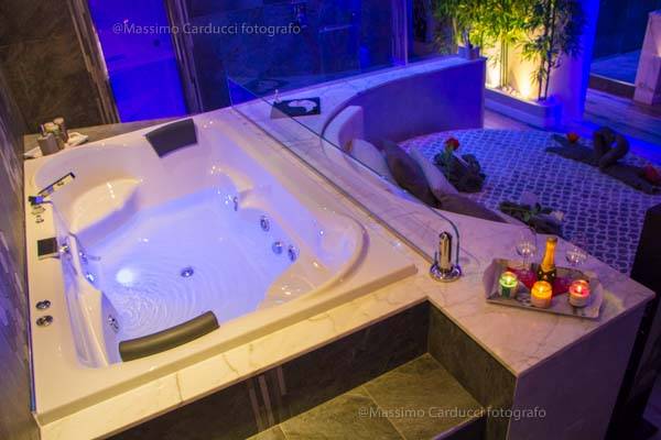 Day use in Luxury Suite Camera Romantica in Umbria con Idromassaggio, Camino, Letto Rotondo e Private SPA.
