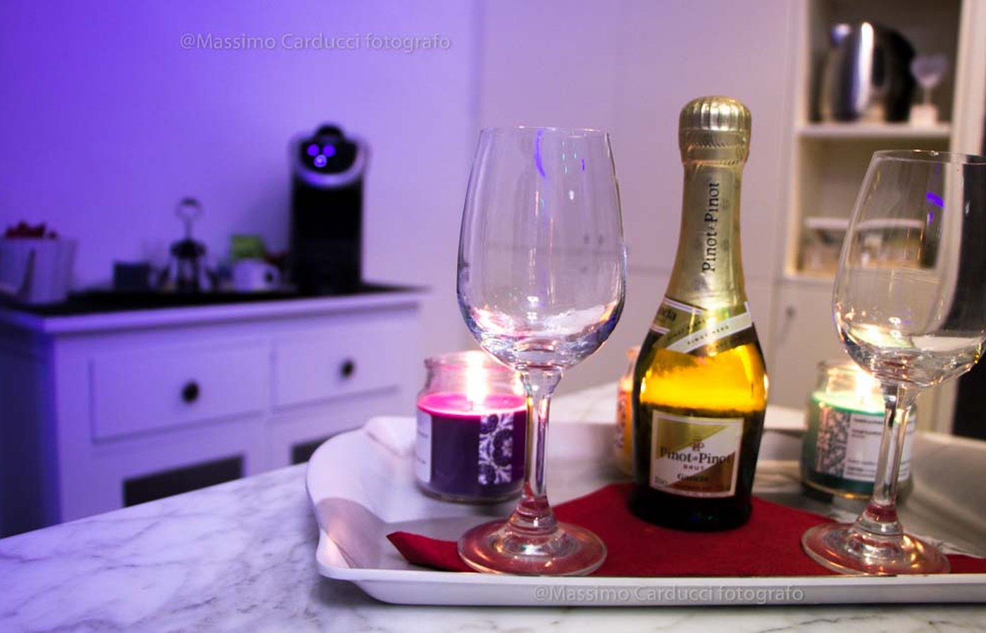 Brindisi con calici e bollicine in Luxury SPA Suite Assisi