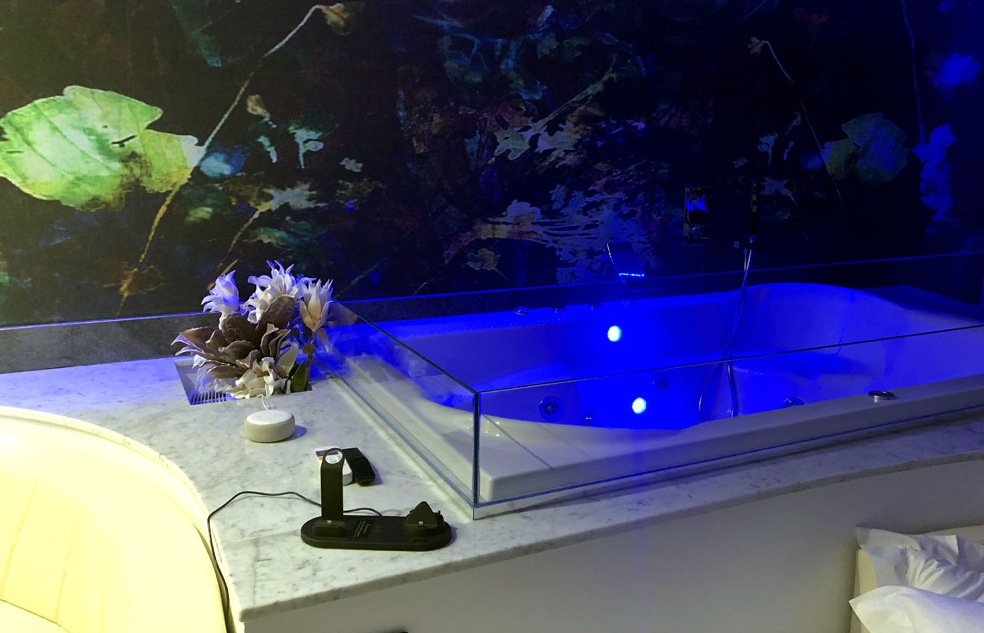 Vasca idromassaggio cromoterapica per due nella Luxury SPA Suite Assisi