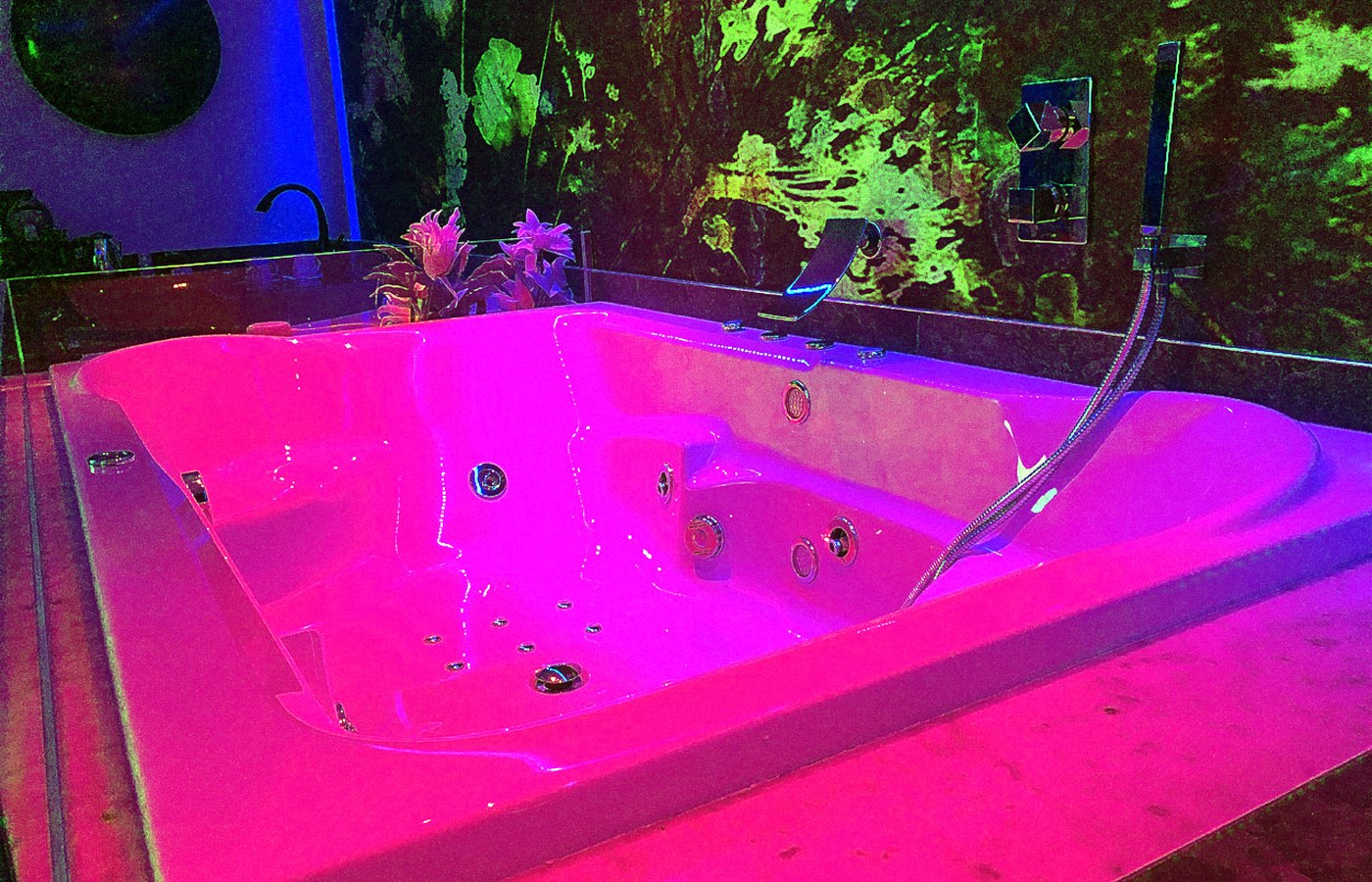 Vasca idromassaggio cromoterapica per due nella SPA privata in suite ad Assisi