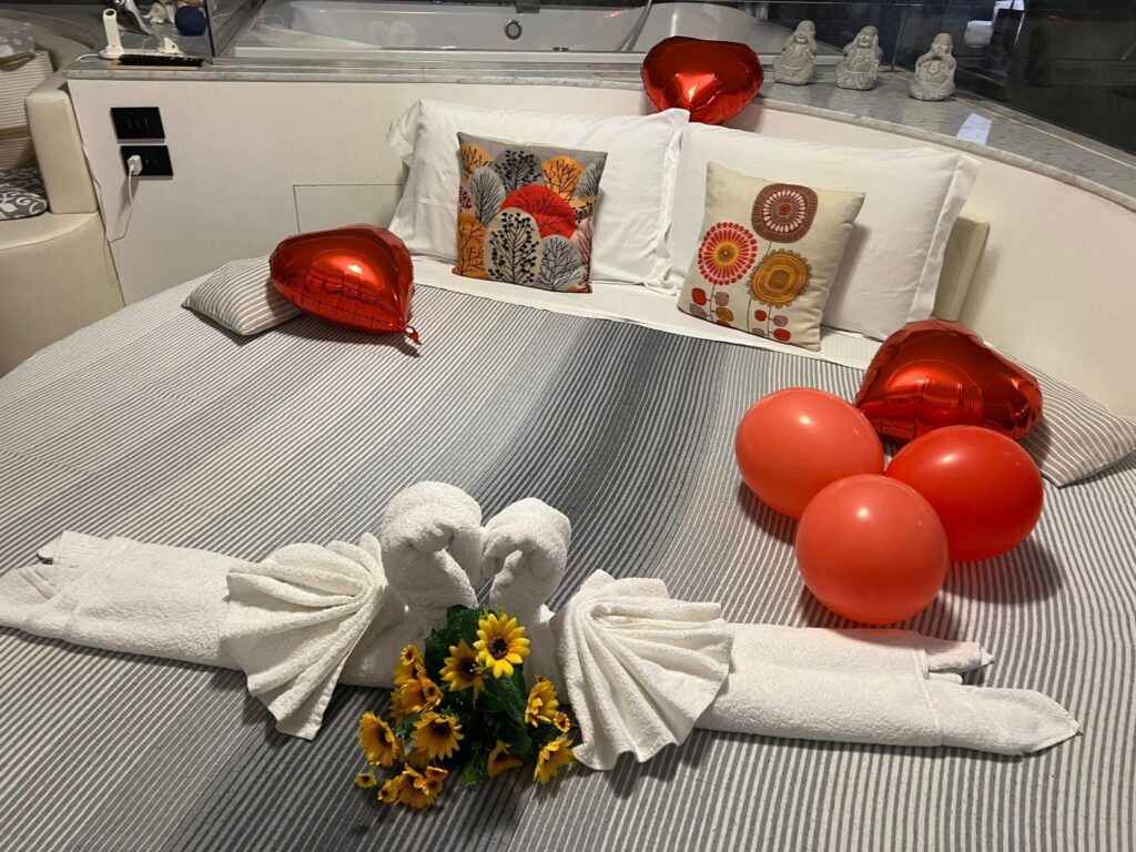 Allestimento Romantico con scritta personalizzata sul letto per proposta di matrimonio in suite