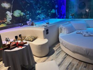 Anniversario di coppia nella Luxury SPA Suite Assisi con torta a cuore e vasca idromassaggio