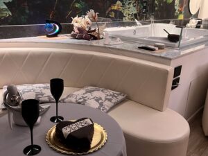 Compleanno a sorpresa in Luxury Superior Suite Assisi con torta personalizzata e vasca idromassaggio