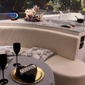 Compleanno a sorpresa in Luxury Superior Suite Assisi con torta personalizzata e vasca idromassaggio