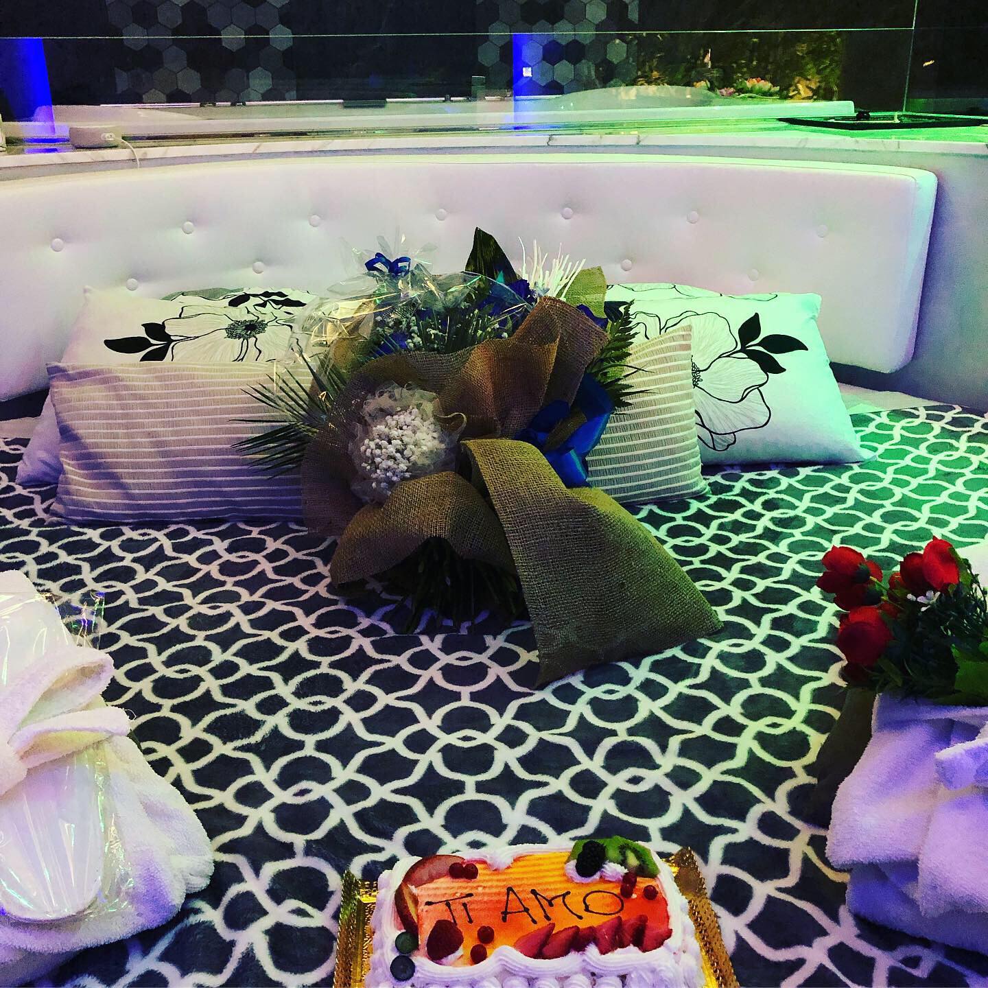 Jacuzzi con luce rosa romantica — SPA Suite Assisi Classic