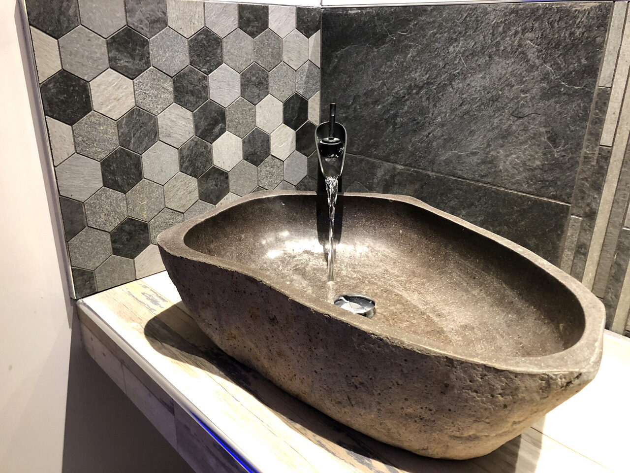 Grande specchio fronte letto — SPA Suite Assisi Classic