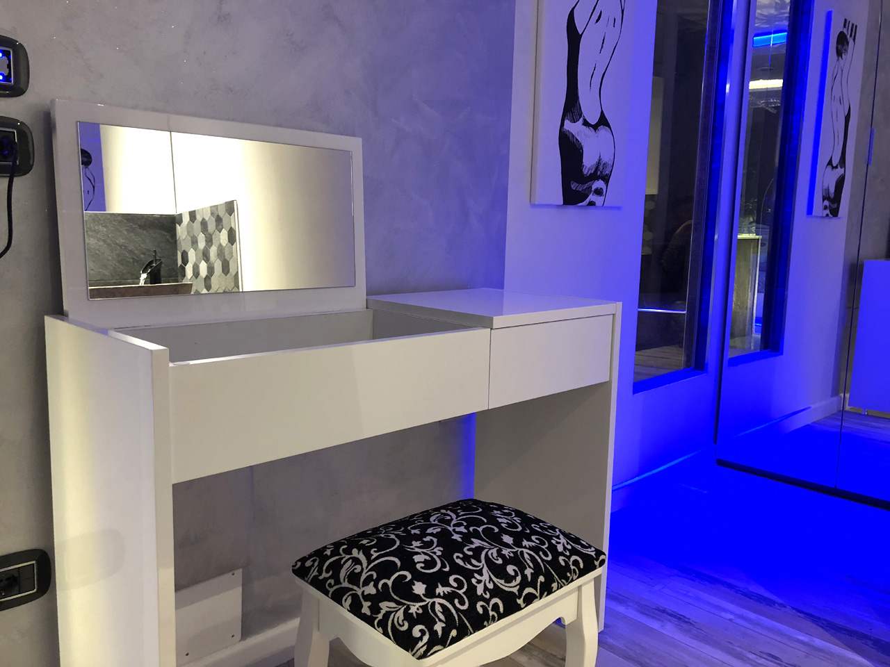 Addobbi con petali di rosa e candele — SPA Suite Assisi Classic