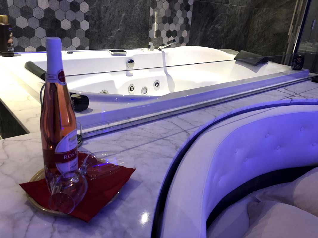Dettaglio candele e atmosfera relax — SPA Suite Assisi Classic