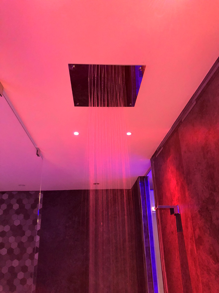Soffione doccia e cromoterapia — SPA Suite Assisi Classic