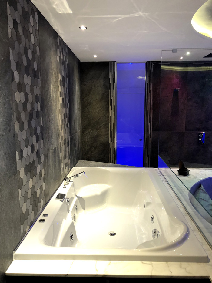 Area doccia e relax in suite — SPA Suite Assisi Classic