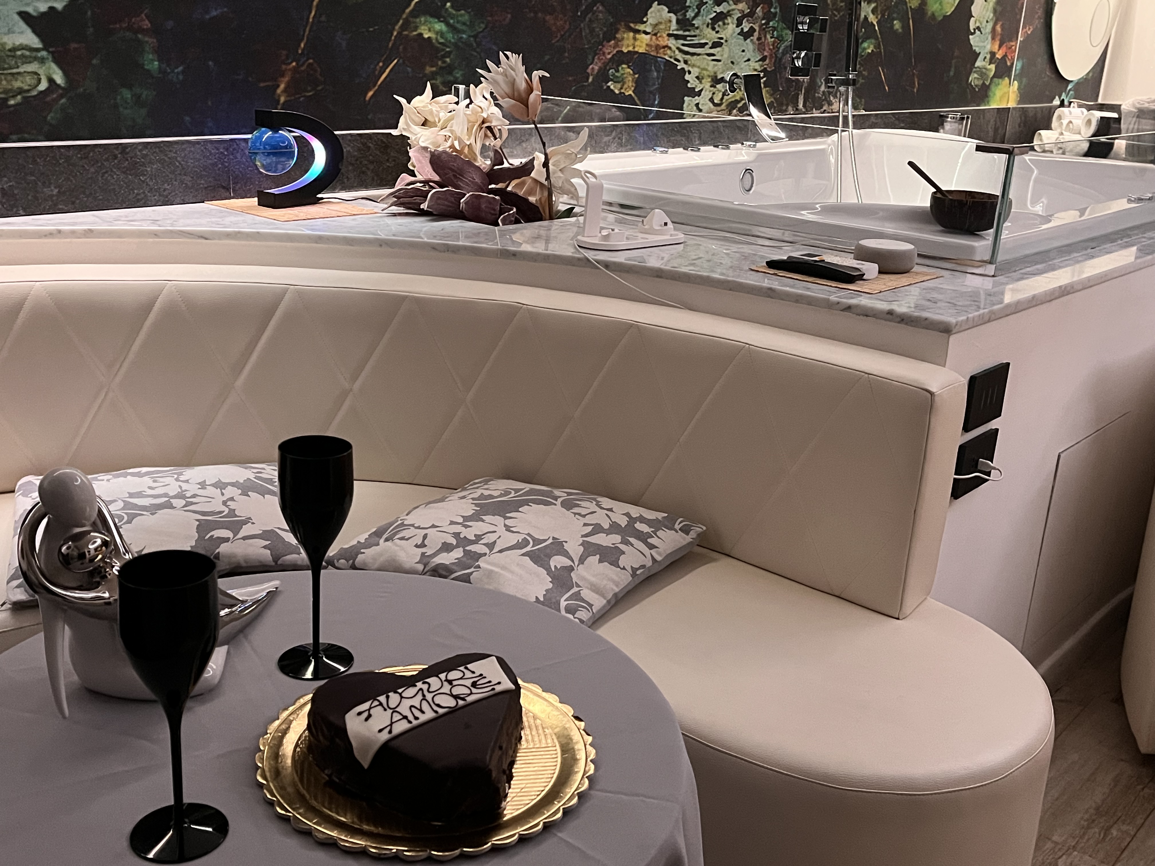 Jacuzzi cromoterapica Superior Suite — SPA Suite Assisi Superior