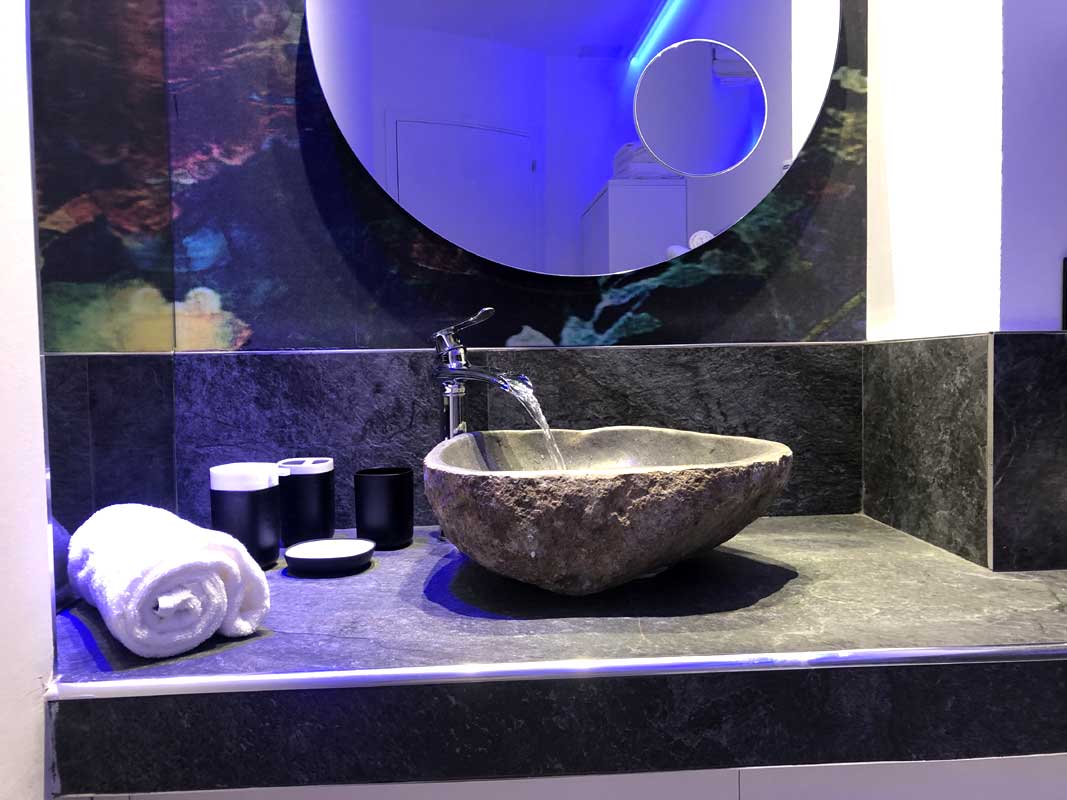 Terrazzino arredato con vista — SPA Suite Assisi Superior