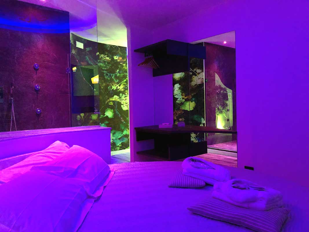 Camino fronte letto Superior — SPA Suite Assisi Superior