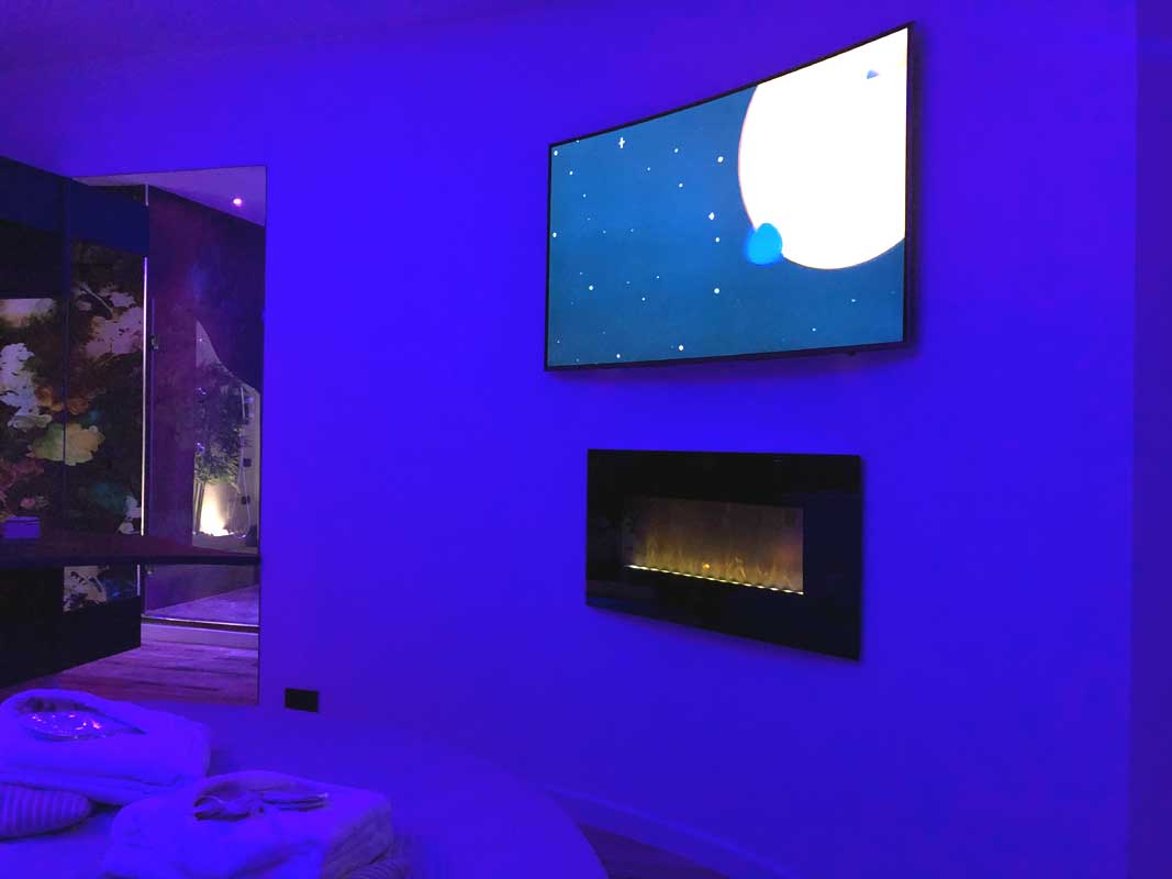 Addobbi petali tra sauna e jacuzzi — SPA Suite Assisi Superior