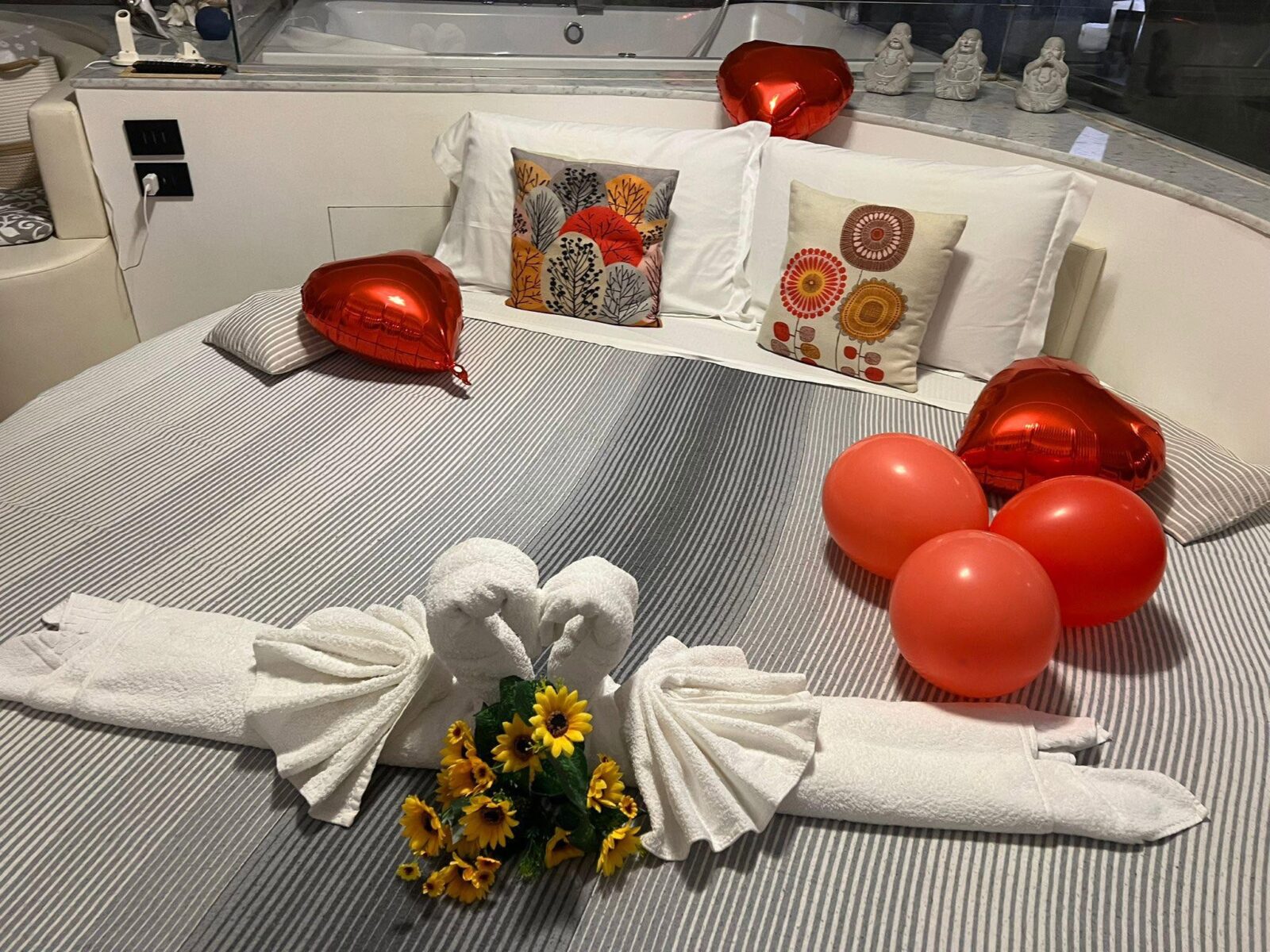 Letto rotondo con allestimento romantico